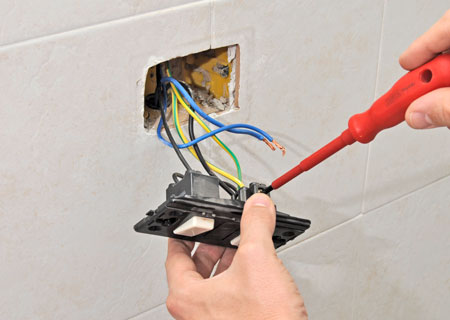 Specchiera del bagno: Come fare i collegamenti elettrici