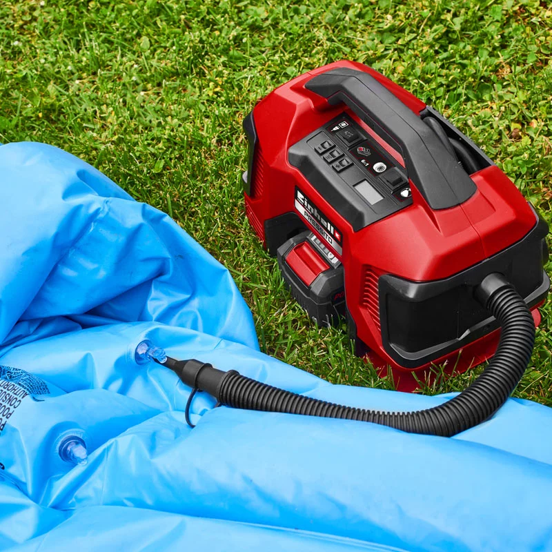 Compressore ibrido Einhell PRESSITO utilizzato per gonfiare un materassino