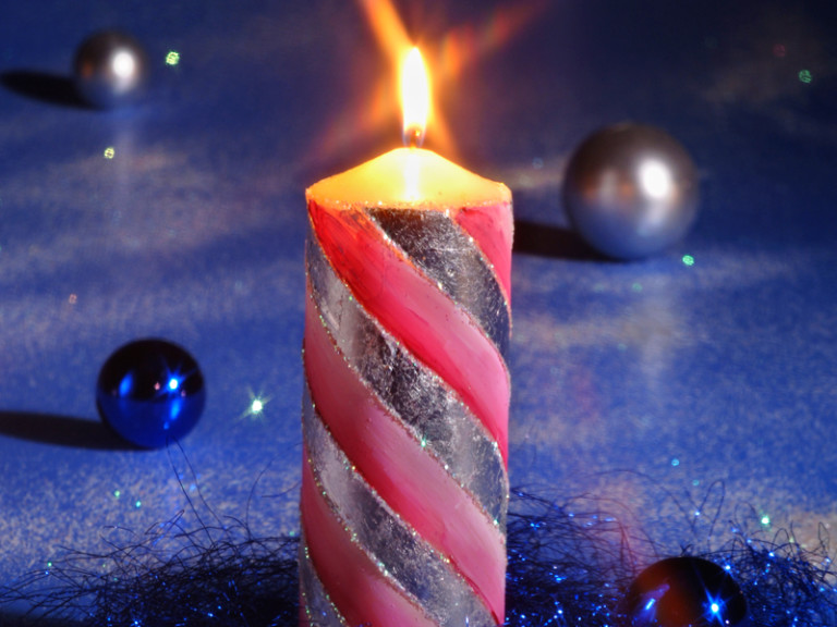 Candela decorata con foglia argento