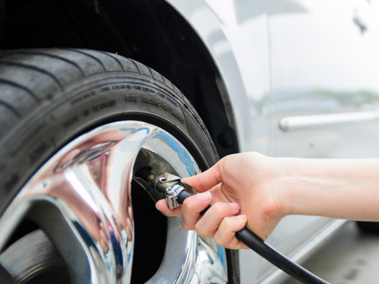 Controllo pneumatici dell'auto
