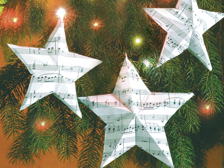 Decorazioni natalizie di carta per l'albero