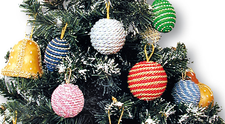 Decorare palline polistirolo con nastri e tessuto