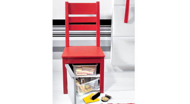 La sedia diventa box pulizia scarpe
