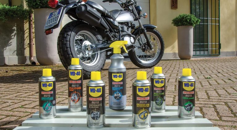 Manutenzione moto della catena, freni, pulizia e lubrificazione