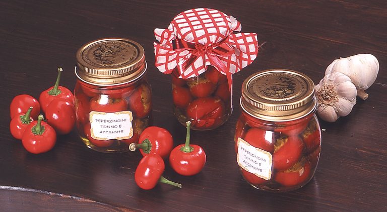 Peperoncini ripieni piccanti ricetta classica | Foto passo-passo