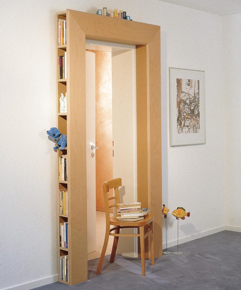 Libreria a ponte | Costruirla intorno alla porta