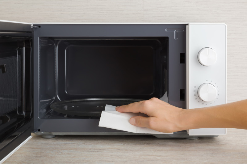 come pulire un forno a microonde