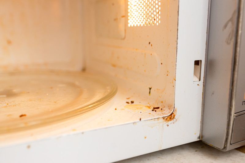 come pulire un forno a microonde