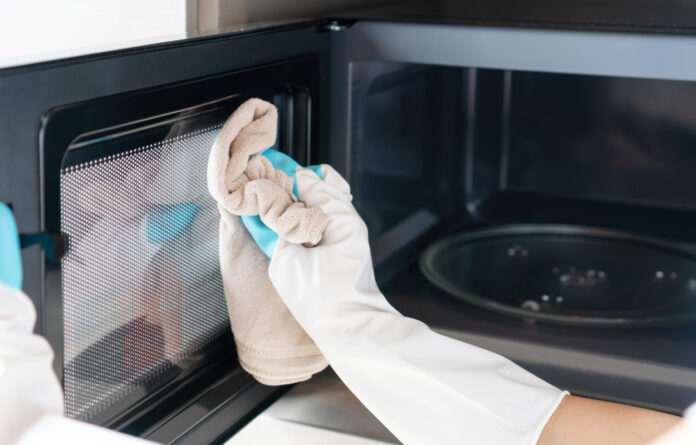 come pulire un forno a microonde