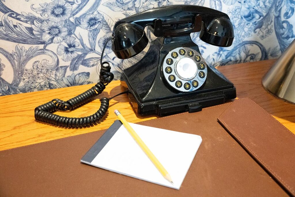 vecchio telefono vintage realizzato in bachelite