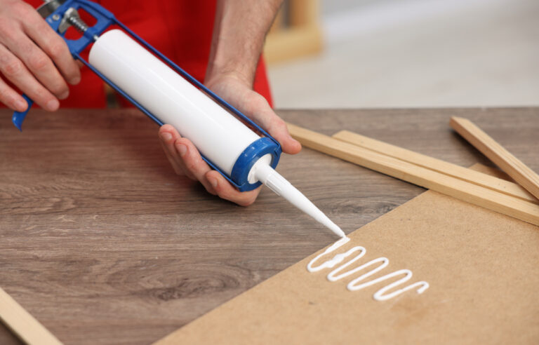 Come incollare compensato: tecniche e colle più adatte Come incollare compensato: tecniche e colle più adatte