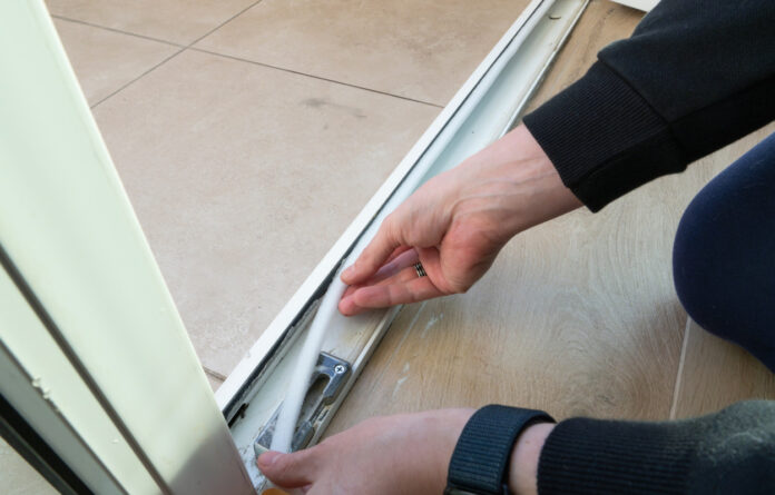 come isolare porta da spifferi