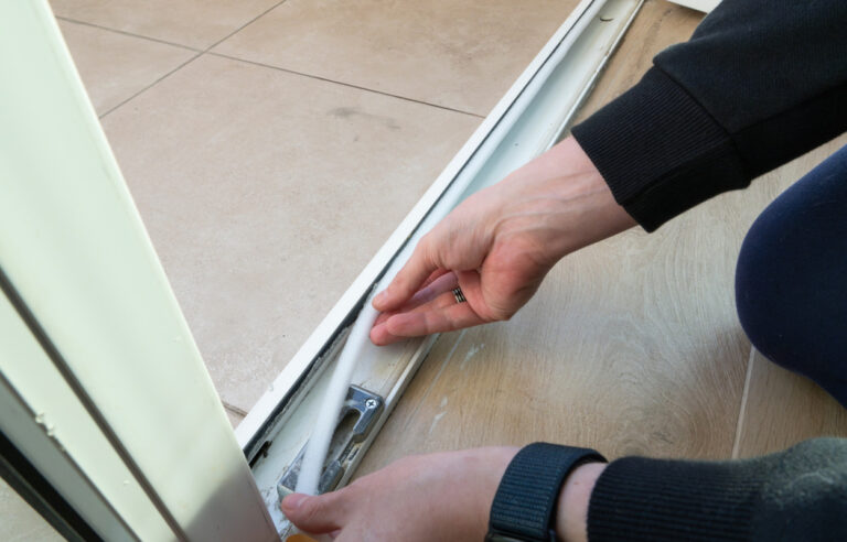 Come isolare una porta da spifferi: soluzioni pratiche per migliorare comfort e risparmio energetico