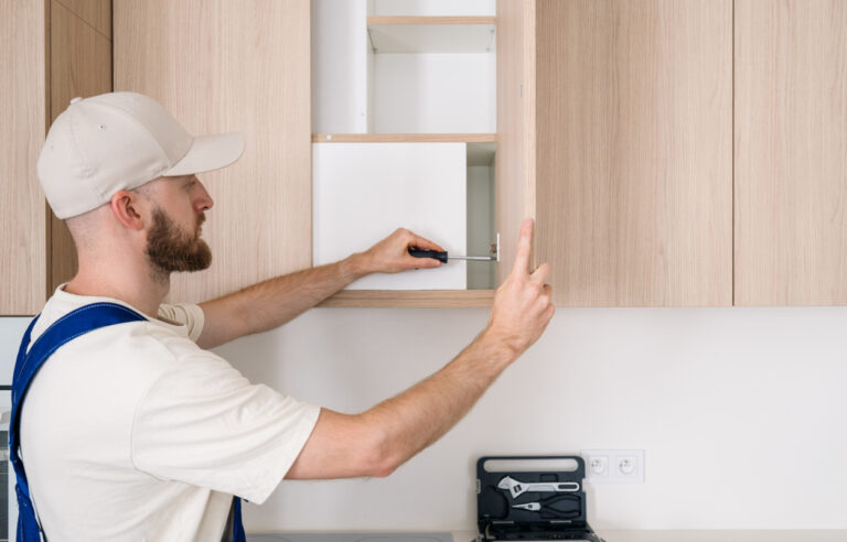 Come aggiustare le ante della cucina: consigli pratici e soluzioni fai da te