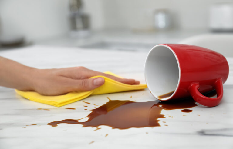 Come rimuovere macchie dal marmo: metodi efficaci ed errori da evitare