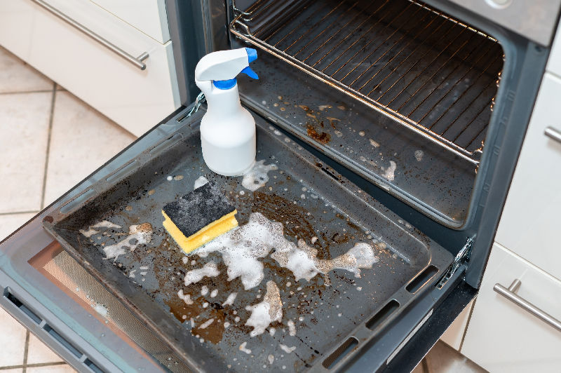 come sgrassare il forno incrostato