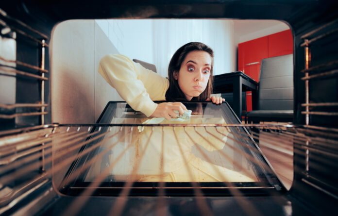 come sgrassare il forno incrostato