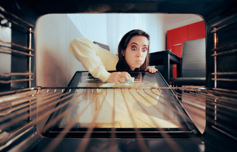 Come sgrassare il forno incrostato: metodi efficaci, prodotti e consigli pratici